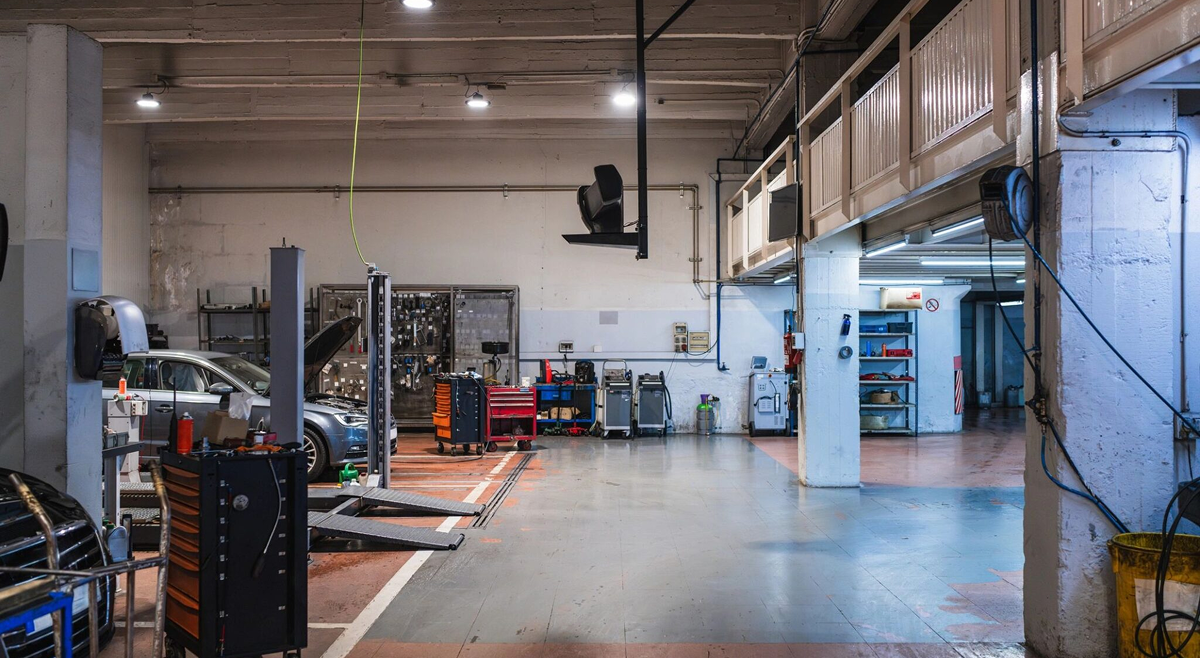 Spacious car repair garage